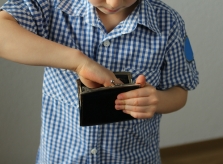 Làm gì khi trẻ trộm tiền?
