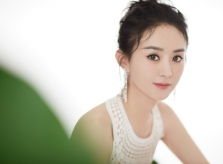 Triệu Lệ Dĩnh khoe dáng sau sinh