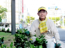 Triệu phú đi dọn cỏ