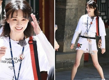 Trịnh Sảng lộ chân 'que tăm'