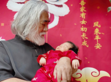 'Trùm phim kiếm hiệp' thạo chăm con mọn