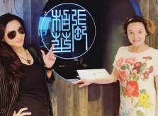 Mẹ giúp Trương Bá Chi bán hàng