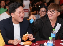 Vợ vắng nhà, Trường Giang phải gặm bánh mì