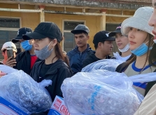 Trường Giang, Nhã Phương đi cứu trợ