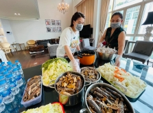 Trương Ngọc Ánh nấu cơm gửi bệnh viện dã chiến