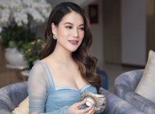 Trương Ngọc Ánh khoe vóc dáng