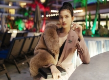 Trương Thị May tạo dáng trên đường phố Mỹ