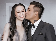 Tuấn Hưng hôn Hương Baby trên thảm đỏ