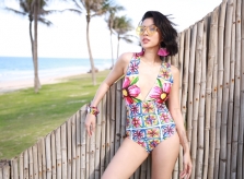 Tú Hảo gia nhập hội mỹ nhân diện bikini sexy ngày hè