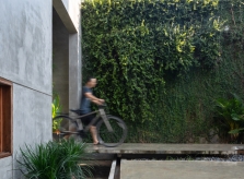 Nhà ngập nắng gió sau tường bao cao 9 mét