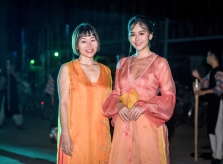 Tường San diễn áo dài mẹ thiết kế