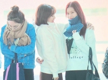 Twice co ro vì lạnh, V đi dép lê giá gần 4 triệu đồng ở sân bay