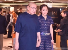 Tỷ phú sòng bài nắm tay vợ trẻ