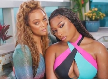Tyra Banks mặc đầm dạ hội trong bể tắm nóng