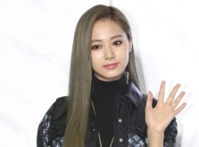 Tzuyu bị chê nhạt nhòa khi đọ dáng cùng dàn sao