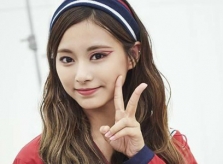 Fan phản đối vì Tzuyu bị trang điểm quá 'dìm'