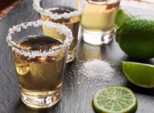 Vì sao mọi người hay bôi muối lên miệng ly khi uống bia