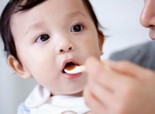 Cách giúp con không còn sợ uống thuốc