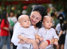 Cặp sinh đôi của bà mẹ U50 Văn Thùy Dương tròn 1 tuổi