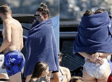 Vợ chồng Vardy trùm khăn ôm hôn nhau