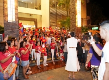 Học sinh Philippines vẫy cờ Việt Nam đón H'Hen Niê