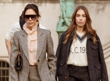Victoria Beckham mặc đồng điệu với bạn gái Brooklyn