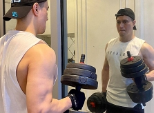 Ảnh sao 26/7: Việt Anh chăm tập gym tại nhà