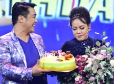 Việt Hương khóc đón tuổi 42 bên Lý Hùng