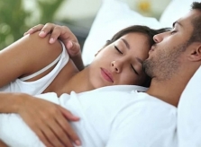 Tại sao vợ chồng nên đi ngủ cùng lúc?