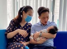 Vợ chồng Cường Đôla đưa con gái đi chích ngừa