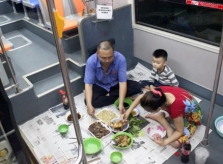 Vợ chồng Sài Gòn sống trên xe bus