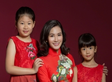 Vợ, con gái Bình Minh mặc rực rỡ đón Tết