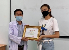 Võ Hoàng Yến tặng y bác sĩ nước rửa tay