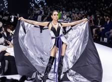 Võ Hoàng Yến diện swimsuit làm vedette