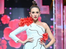 Võ Hoàng Yến diện áo dài lệch vai