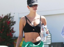 Vợ Justin Bieber là nữ hoàng dạo phố với đồ tập gym