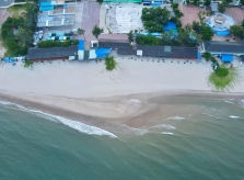 Biển Vũng Tàu trong xanh, vắng bóng người