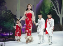 Vy Oanh làm vedette trong show Phương Nguyễn Silk