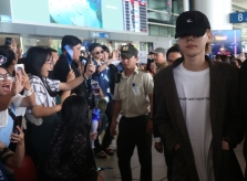 Winner bị fan vây kín, gào tên khi đến Việt Nam