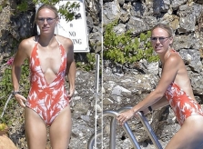 Wozniacki mặc đồ bơi khoét ngực sâu