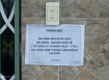 Hai gia đình 'xin hàng xóm không lại gần'