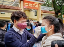 Xuân Bắc, Khắc Việt và nhiều nghệ sĩ xuống đường phát khẩu trang
