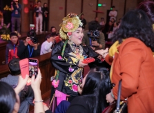 Xuân Hinh được fan vây quanh khi diễn hầu đồng