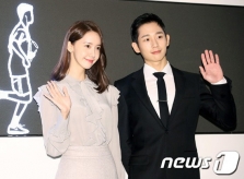 Yoon Ah cứ đứng cạnh sao nam là fan 'rần rần' vì quá đẹp đôi
