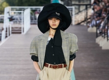 Show thời trang Miu Miu trên trường đua ngựa Paris
