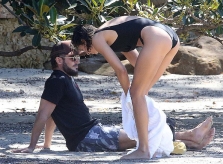 Người tình của Zac Efron khoe dáng với áo tắm