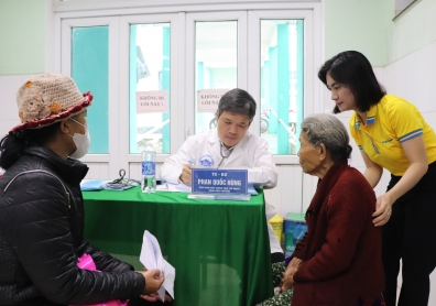 Nam A Bank đồng hành cùng bác sĩ bệnh viện Chợ Rẫy khám bệnh miễn phí cho bà con Quảng Nam