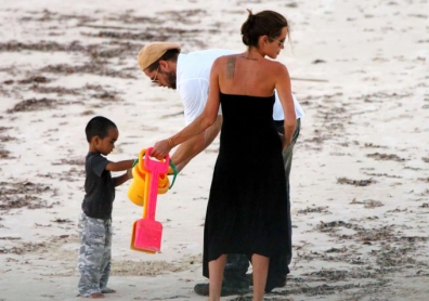 Angelina Jolie bị khui tự tung ảnh ngoại tình với Brad Pitt