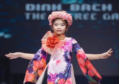 Suri Khả Hân - Cô bé 8 tuổi “chạm ngõ” làng thời trang bằng “cảm” nghệ thuật