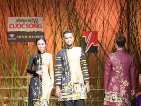 Khách xếp hàng chụp ảnh với nấc thang 